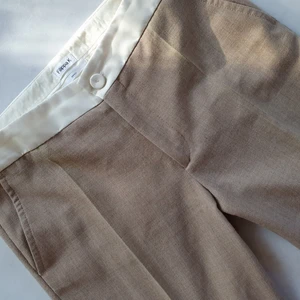  - Filippa K bootcut kostym byxor med vit fejkad skinnkant  Liiite smutsiga absolut längst ned, därav priset  Kan mötas upp i Huddinge, Älvsjö, Årsta, Globen & Västberga