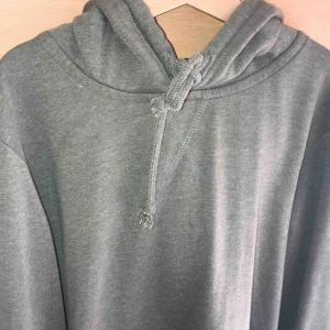  - En jätteskön hoodie ifrån h&m. Den är i bra skick, använd fåtal gånger. 