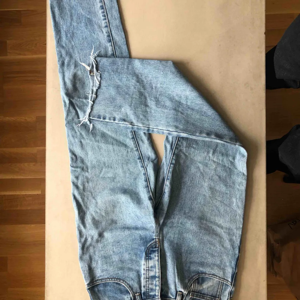 Skulle säga att dom här jeansen passar någon kortare och inte allt för bred i höfterna. Köpta på Brandy Melville, då de har små storlekar. . Jeans & Byxor.