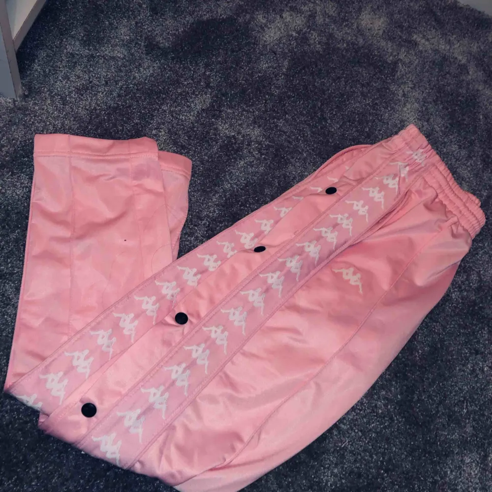 Super fina rosa kappa byxor, dom kommer tyvärr aldrig till användning för mig så därför jag säljer, använda endast 1 gång så som ny.  Strl M men passar även XS-S . Jeans & Byxor.