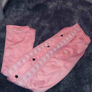 Super fina rosa kappa byxor, dom kommer tyvärr aldrig till användning för mig så därför jag säljer, använda endast 1 gång så som ny.  Strl M men passar även XS-S 