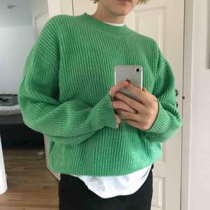 Jättefin grön stickad tröja i väldigt gott skick! Sparsamt använd, oversized fit. Kan mötas upp i Stockholm eller skicka inom Sverige.
