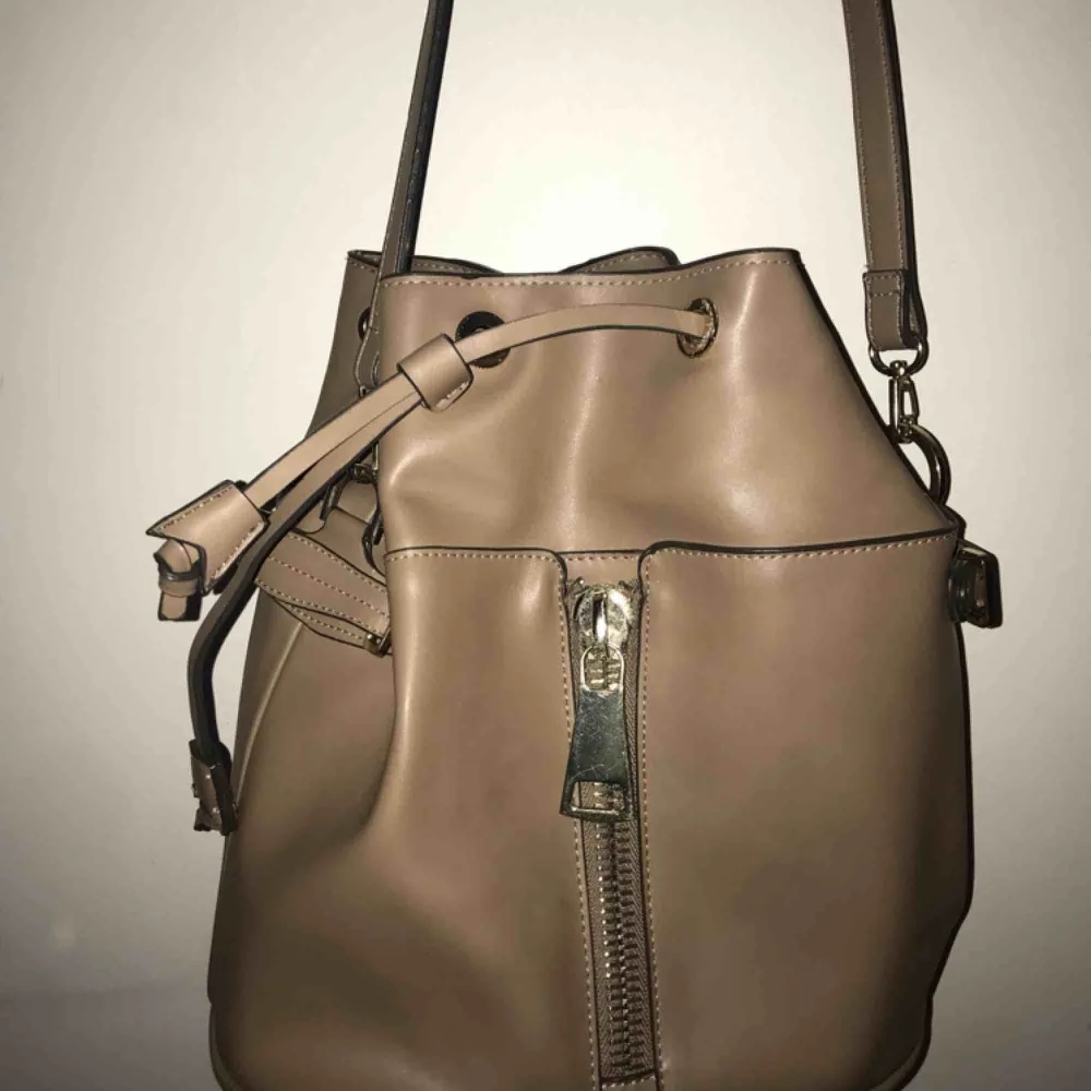 Skitsnygg axelremsväska från Zara i perfekt skick! Använd en gång endast! Perfekt höstfärg och passar med typ allt🍁🍁🍂🍂💞. Väskor.