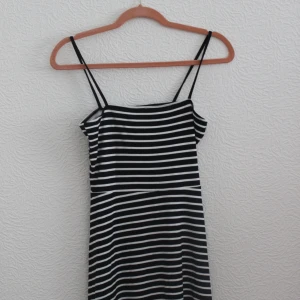  - Oanvänd klänning från h&m, stl 38. Lite mindre i storleken. Kan ta ner banden och ha som en tubtopp-klänning. Ca 60cm lång (kort). Frakt 36 kr eller upphämtning i Malmö. (finns en likadan i svart) 