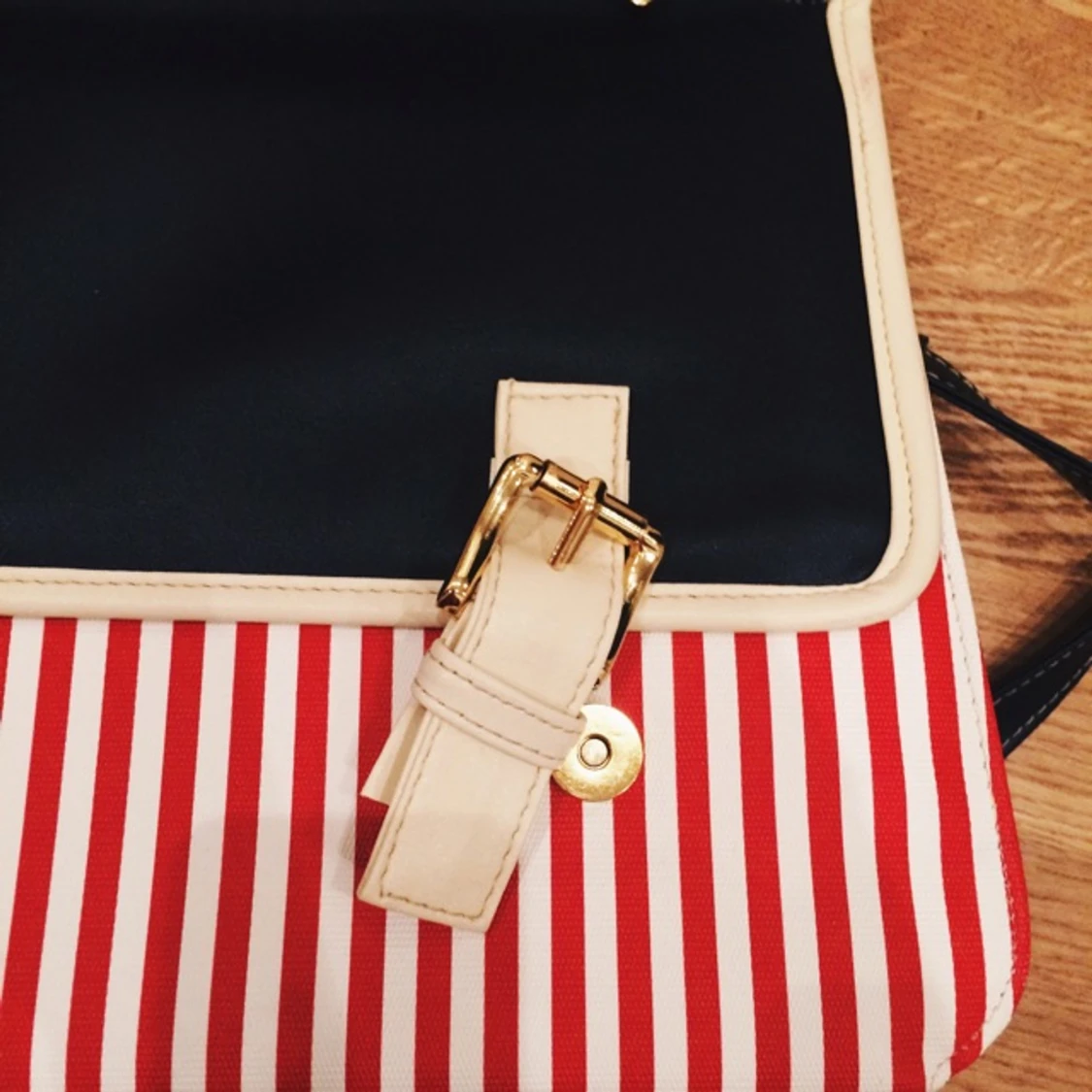 Röd/vit randig och mörkblå väska i skinnimitation med axelrem. I mycket fint skick,oanvänd - 1415648943