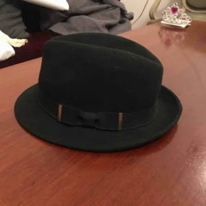  - Black pimp hatt. Wool material 