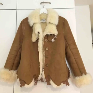  - Jättefin retrostil 70-tal fejkmocka-jacka!! Köpt för ca 1300 för några år sen men bara använd fåtal gånger.   Kan skicka fler bilder hur den sitter på till exempel om det önskas! 