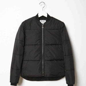  - Svart dunjacka från Acne. Storlek 34. Knappt använd.  Finns i centrala Kalmar. Ska jackan skickas tillkommer frakt.