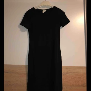  - Klänning ifrån H&M, storlek XS men passar även S. Använd 1 gång. Frakt betalas av kunden. 
