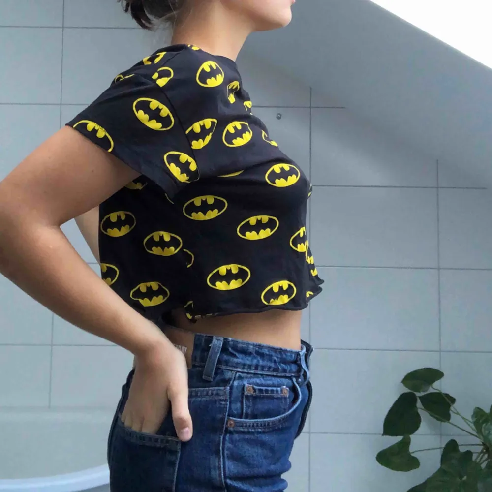 Batman cropped t-shirt som funkar bra som vardagströja med ett par högmidjade jeans. . T-shirts.