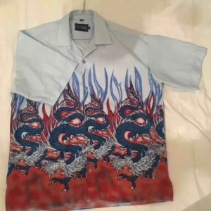  - ascool bowlingtröja med kinesiska drakar från oneill ! köpt på second hand för några månader sedan men nästan aldrig använd. storlek Large. 100% silke. 