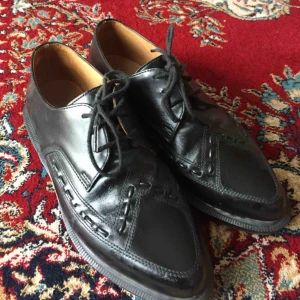  - Skor från Dr Martens. Använt skick. På sista bilden syns det att en söm/stygn har fallit bort.  Betalas med Swish. Hämtas på Södermalm eller i Hökarängen, Stockholm.