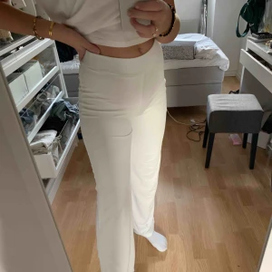  - Vita byxor från Nelly, typ tyg material? Väldigt fina men har inte kommit till användning, Prislapp kvar!