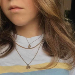  - Säljer detta fina halsband med tre stycken kedjor och superfina berlocker på🥰🥰  Köpt på & Other Stories för 149kr