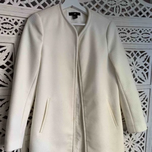  - Vit kappa, snålt använd. Priset är exkl. frakt.