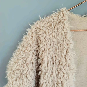  - Tidigare en tröja i fejkpäls som jag gjorde om till en väst! Köper du något annat av mig så kan du få denna på köpet!😘🐑  Jag kan både mötas upp eller skicka💌🤗