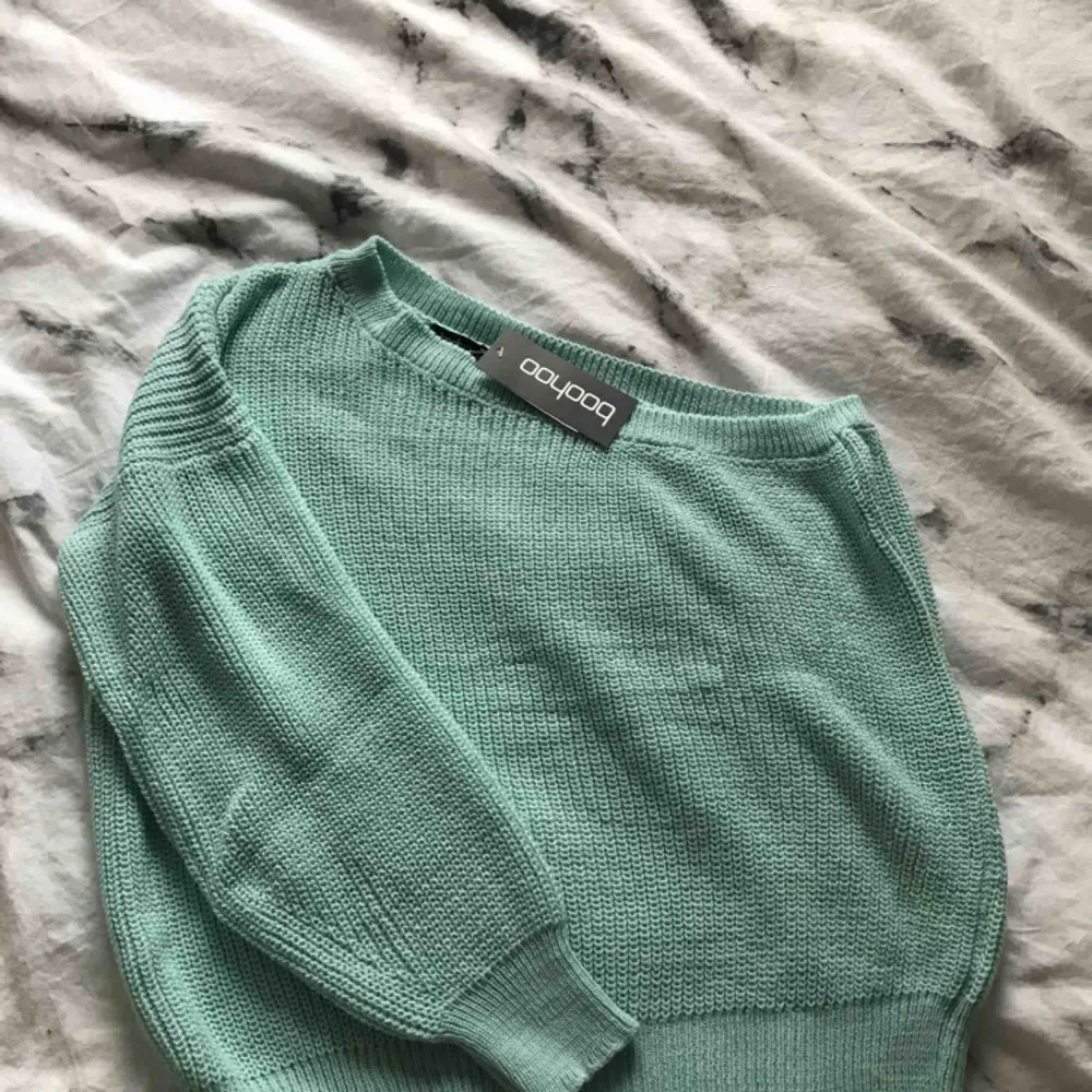 Supermjuk blå/mintgrön one shoulder tröja från Boohoo, oanvänd med prislapp kvar! Strl S/M men sitter som S, nypris 400 pris kan diskuteras 💖. Hoodies.