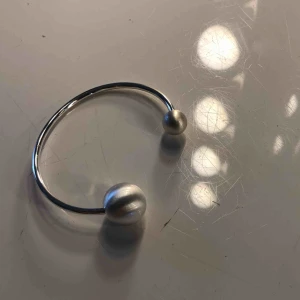  - Fin armband jag fick i födelsedags presenten. Vet inte vilket märke 