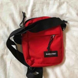  - Eastpak, axelväska, aldrig använd! 30kr frakt