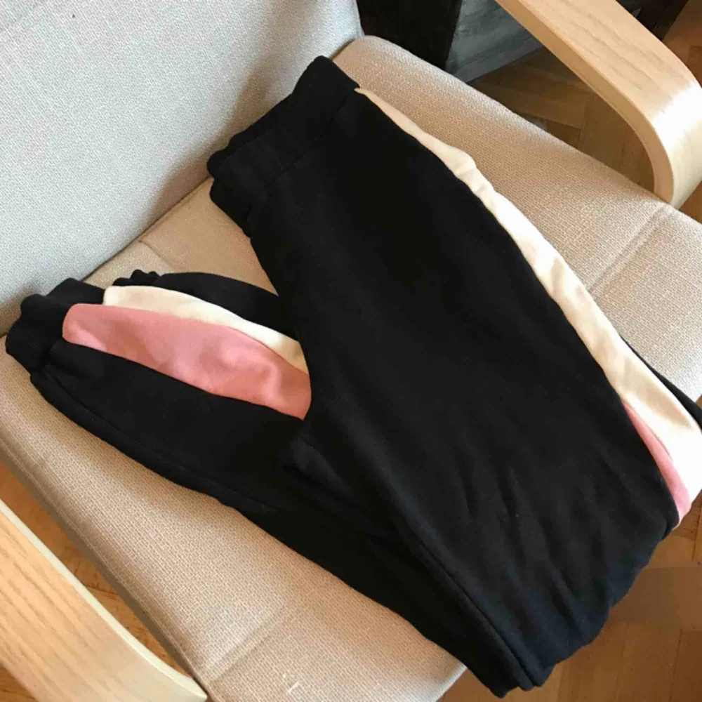 Supersnygga sweatpants från Nelly💕 Colorblock Pants. Passar storlek 34/36. Köpta för 499kr, så gör ett fynd!💁🏼‍♀️ Frakt 54kr💌. Jeans & Byxor.