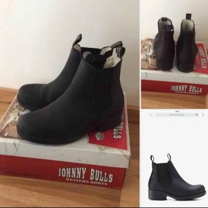  - Svarta fodrade Johnny Bulls boots. Använda max 4 gånger. Jättefint skick och är lite stora i storleken så passar 41 utmärkt också. Nypris 1.350. Perfekta vinter/höstskor och passar till allt!