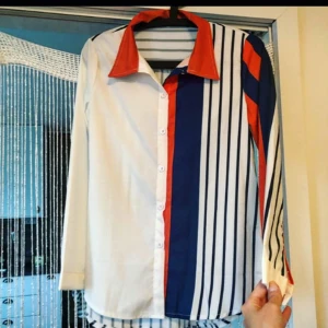  - Skitsnygg sval skjorta från Spanien. Frakt: 42:- Postens S-emballage. Jag sänker inte priset. Köp innan 1Nov! Jag flyttar det datumet.