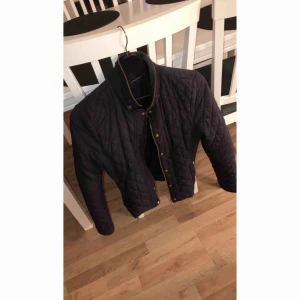  - Höstjacka men som också funkar på varma vinterdagar, i väldigt bra skick! 