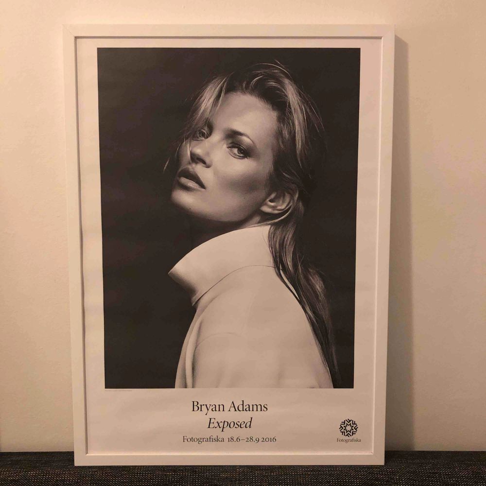 Kate Moss affisch. Glaset på ramen saknas 50x70. Övrigt.