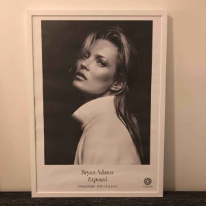  - Kate Moss affisch. Glaset på ramen saknas 50x70