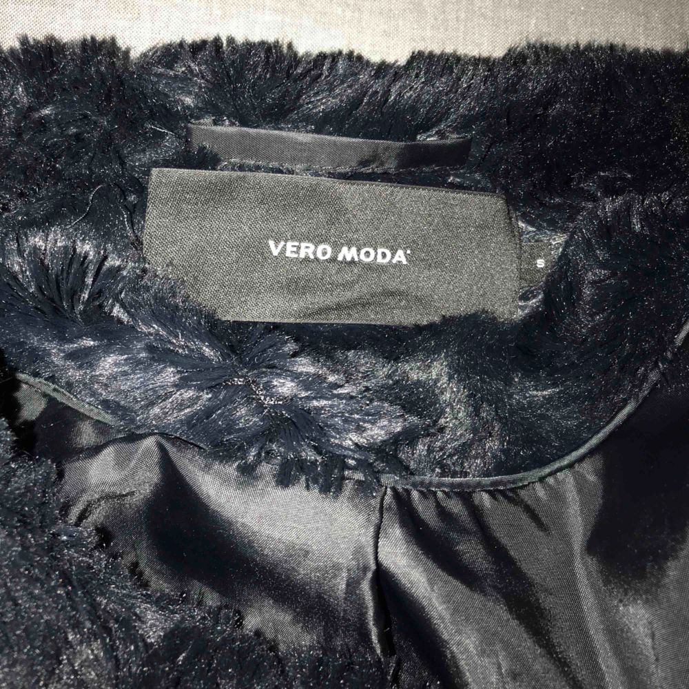 En fin svart och varm jacka från Vero Moda i bra kvalitet. Går till höften på mig som är 170 cm lång. Den har även 2 fickor💕. Jackor.