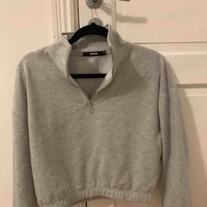  - Sweatshirt med en liten zipper i fram, jättefin på och dessutom skön! Använd ungefär 3gånger så som ny🌸💗💜 