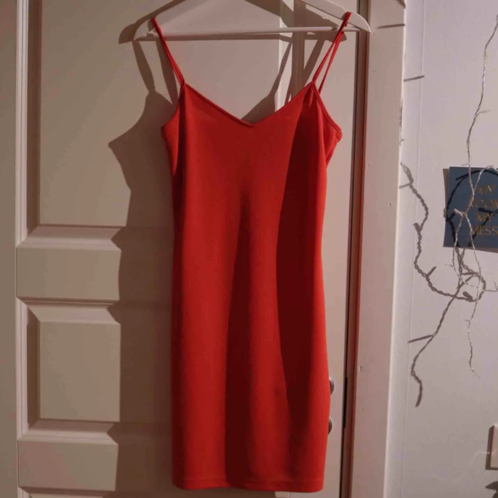 Snygg röd klänning från Humana! Säljer denna då den tyvärr är lite för liten för mig:( Fin att ha som den är eller med en tröja under!. Klänningar.