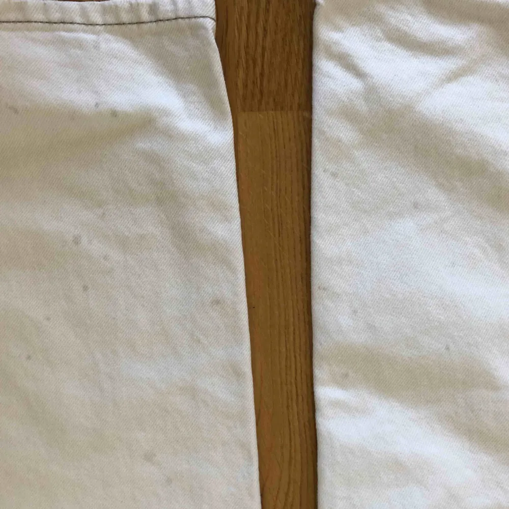 Vita mom jeans från Mango, strl 36. Använda några få gånger, fint skick! OBS några små fläckar som knappt syns längst ner bak på benen. Möts upp vid T-centralen/Åhléns city eller fraktar (50kr)! Betalning sker via Swish 🥰. Jeans & Byxor.