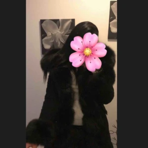  - En jätte fin parka jacka från glittershoppen med otroligt fin päls! Använd ytters lite och behöver en ny ägare. Skicka gärna meddelande för fler bilder. Jackan är väldigt varm