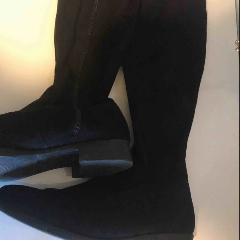 Säljer ett par jätte fina over-knee boots i strl 39, dom är i ett super skick då jag bara använt dom ett fåtal gånger vilket också syns på sulan under skon🌺   Kan frakta om köparen står för frakten!. Skor.