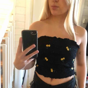 - KÖP TRE PLAGG FÖR 120KR TILLSAMMANS!!! Tröja som går att ha med små gula körsbär/citroner ?? Eller bara en helt vanlig svart stretchig bandeau topp! 
