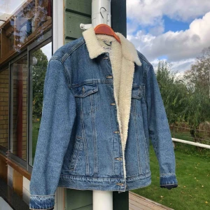  - Skön och snygg höst/vinterjacka!  Pris kan diskuteras, köparen står för frakt. 