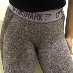 Lila Flex Leggings från Gymshark, jättesköna och stretchiga! Storlek S men mer som M! Så skulle säga att de skulle passa en M bäst! Sparsamt använda. Nypris 550 :-