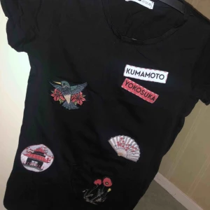  - fin lite längre svar t shirt med fina detaljer 