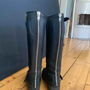  - Johnyy bulls, mycket fint skick! 🦋 Fler bilder kan skickas vid intresse. Finns lite skavanker på ena stöveln framtill, inget synligt eller som man tänker på speciellt mycket!  Nypris: 1795kr 