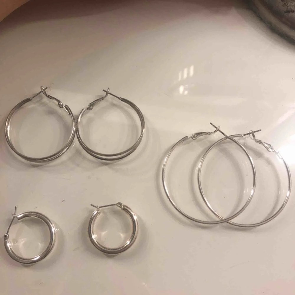3 olika storlekar på silvriga örhänges ringar. Alla för 90 eller 35krst. Accessoarer.