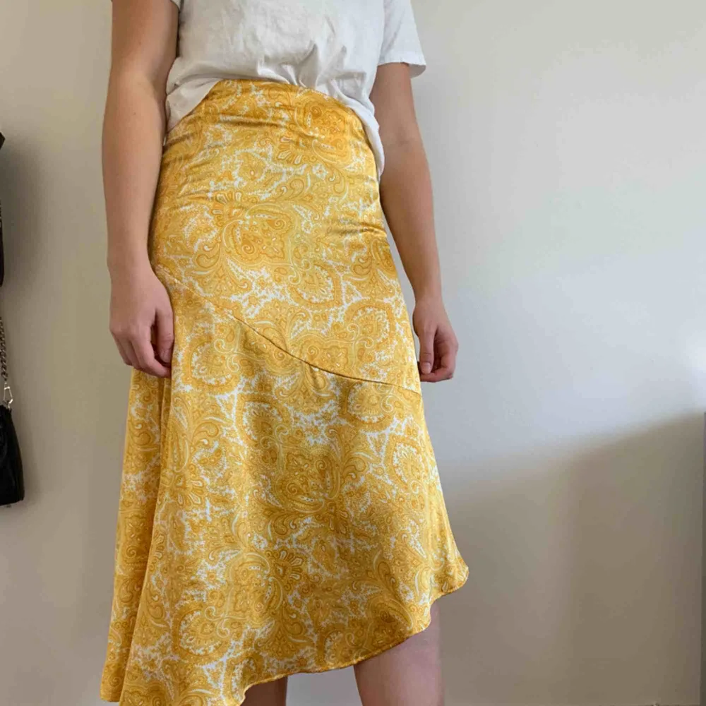 Säljer denna underbara gula kjol med vita detaljer. Endast använd vid ett tillfälle och säljer nu för att den inte kommer till användning igen. Kan mötas upp i Helsingborg men annars står köparen för frakten. Kjolar.
