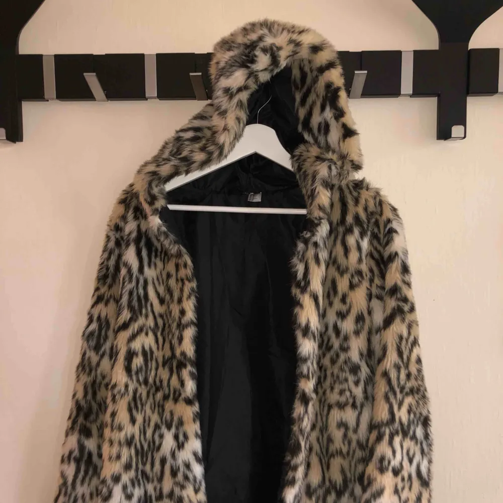 En leo-print pälsjacka köpt förra året för 349kr på HM. Jackan är mysig, varm, skön, samt att den e faux fur ;) använd 2 ggr. Jackor.