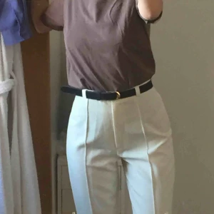  - Off white kostymbyxor med snygga detaljer. På bilden sitter de på mig som är 36 och funkar även jättebra utan skärp. På lappen står det storlek 38. Från Alumette Paris. Möts på södermalm. Frakt + 59kr 💞💞💞