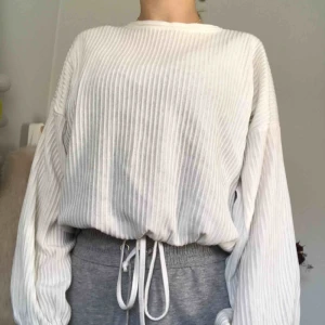  - Fin tröja från BikBok. Ärmarna är lite vidare i slutet och tröjan har snörning längst ner. Antingen kan man stoppa in dem, eller låta dem synas.