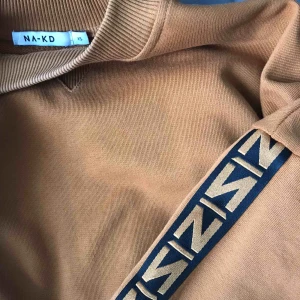  - Superfin tjockare tröja från NAKD, använd några gånger och tvättad en gång. Perfekt nu till hösten! Köparen står för frakten, skriv ifall du har några frågor❤️