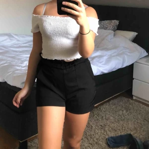 - Jättesköna svarta shorts! Finns i beige också. Stora fickor fram där man får plats med vilken mobil som helst