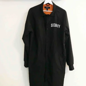  - Security kappa.  Tunt vindjacka material.  Orange innanmäte.   