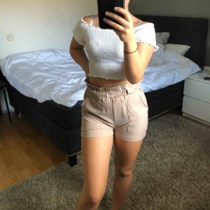  - Beiga shorts! Säljer pga att de börjar bli lite små för mig. Sitter jättefint och har stora fickor där man får plats med mobilen (har en plus). Finns i svart också!