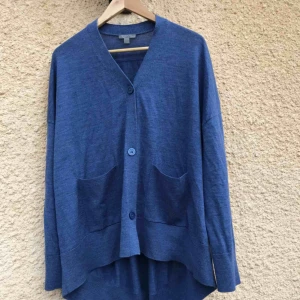  - Kornblå mjuk kofta från COS i nyskick, använd ett fåtal gånger 💙 Snyggt oversize och passar 34-40 beroende på önskad passform. Nypris: 799 kr.  Frakt inkluderat!! 